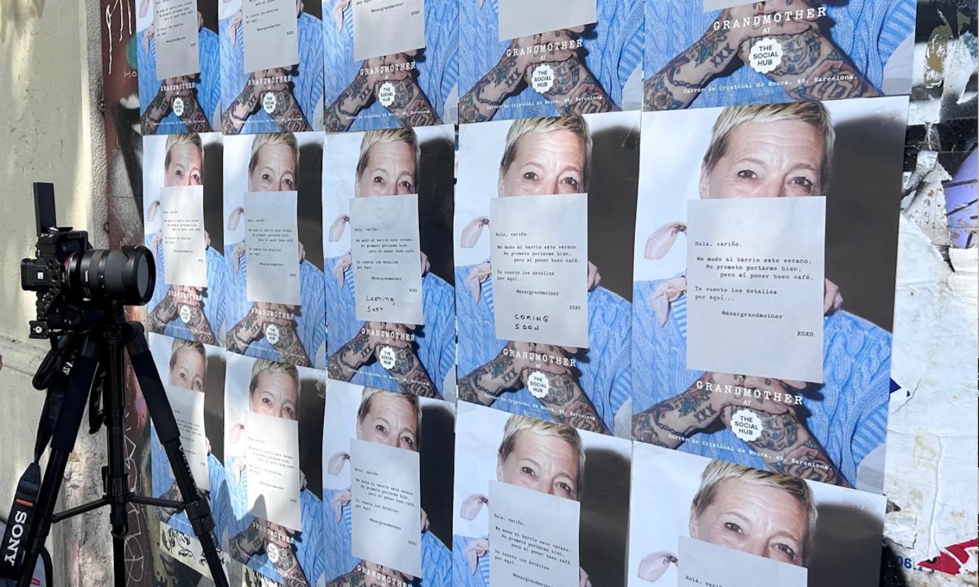 Pared con carteles pegados de una campaña de street marketing en Barcelona