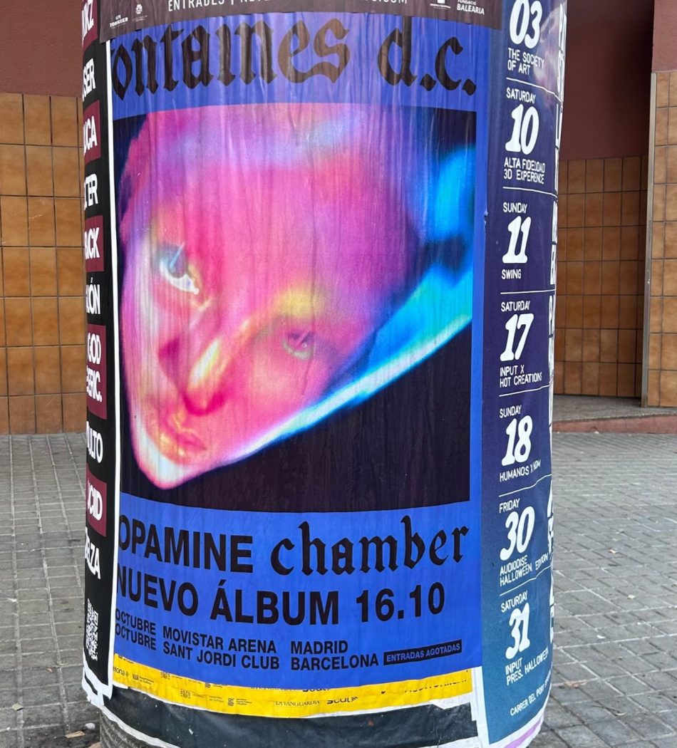 Carteles de Fontaines D.C. pegados en una columna de Barcelona