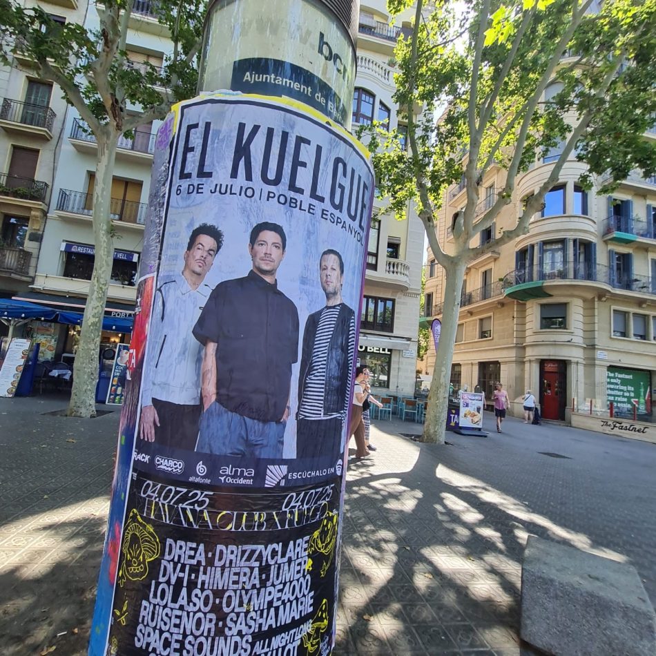 Cartel de gran formato en una columna del Eixample de Barcelona