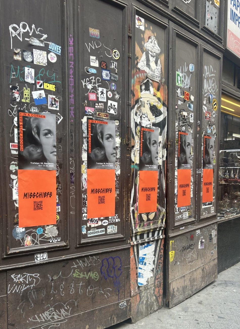 Carteles pegados en las puertas de un local en una calle de Barcelona