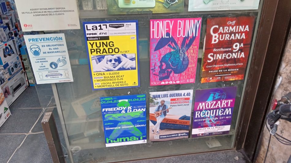 Escaparate de Barcelona con carteles A3 de conciertos y música clásica