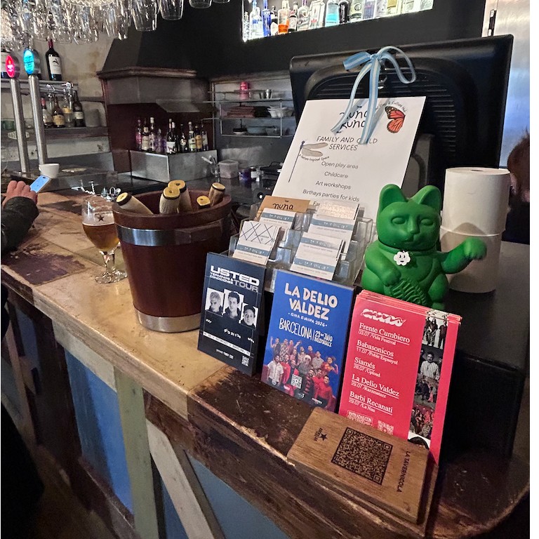 Flyers de conciertos en la barra de un bar de Barcelona: ruta de flyers de El Gato Producciones en locales de ocio