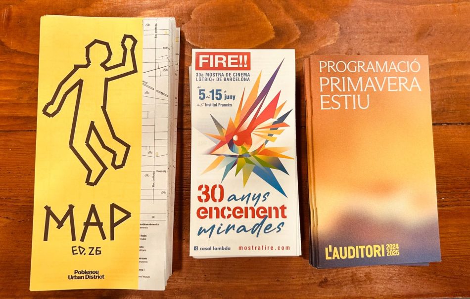 Flyers y programas del Poblenou Urban District, la Mostra FIRE!! y L'Auditori preparados para una ruta de flyers en Barcelona