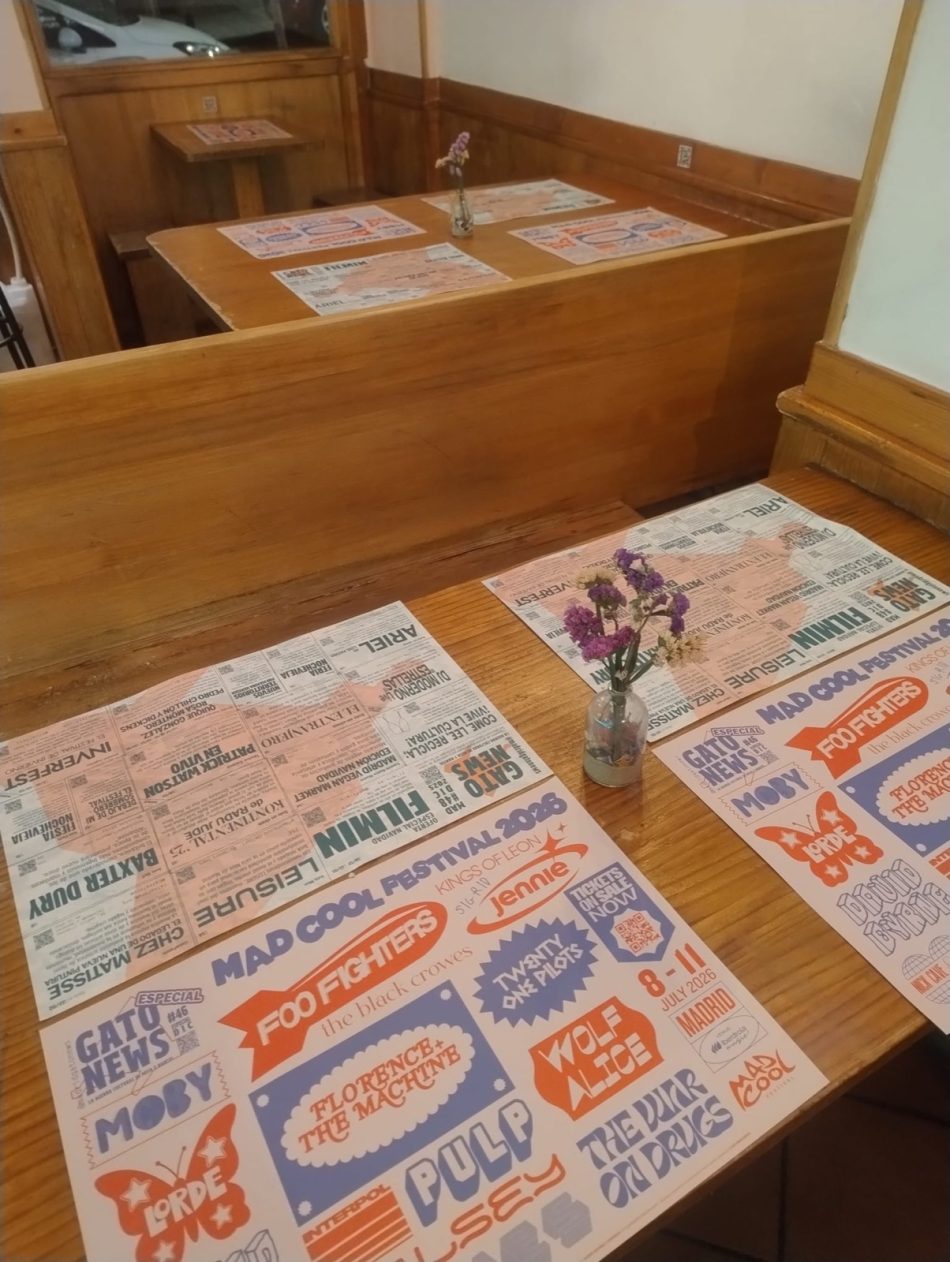 Manteles monográficos de Mad Cool de Gato News en las mesas de un restaurante de Madrid
