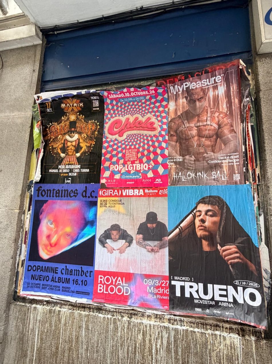 Pared con carteles B1 de Trueno, Royal Blood y Fontaines D.C. en Barcelona