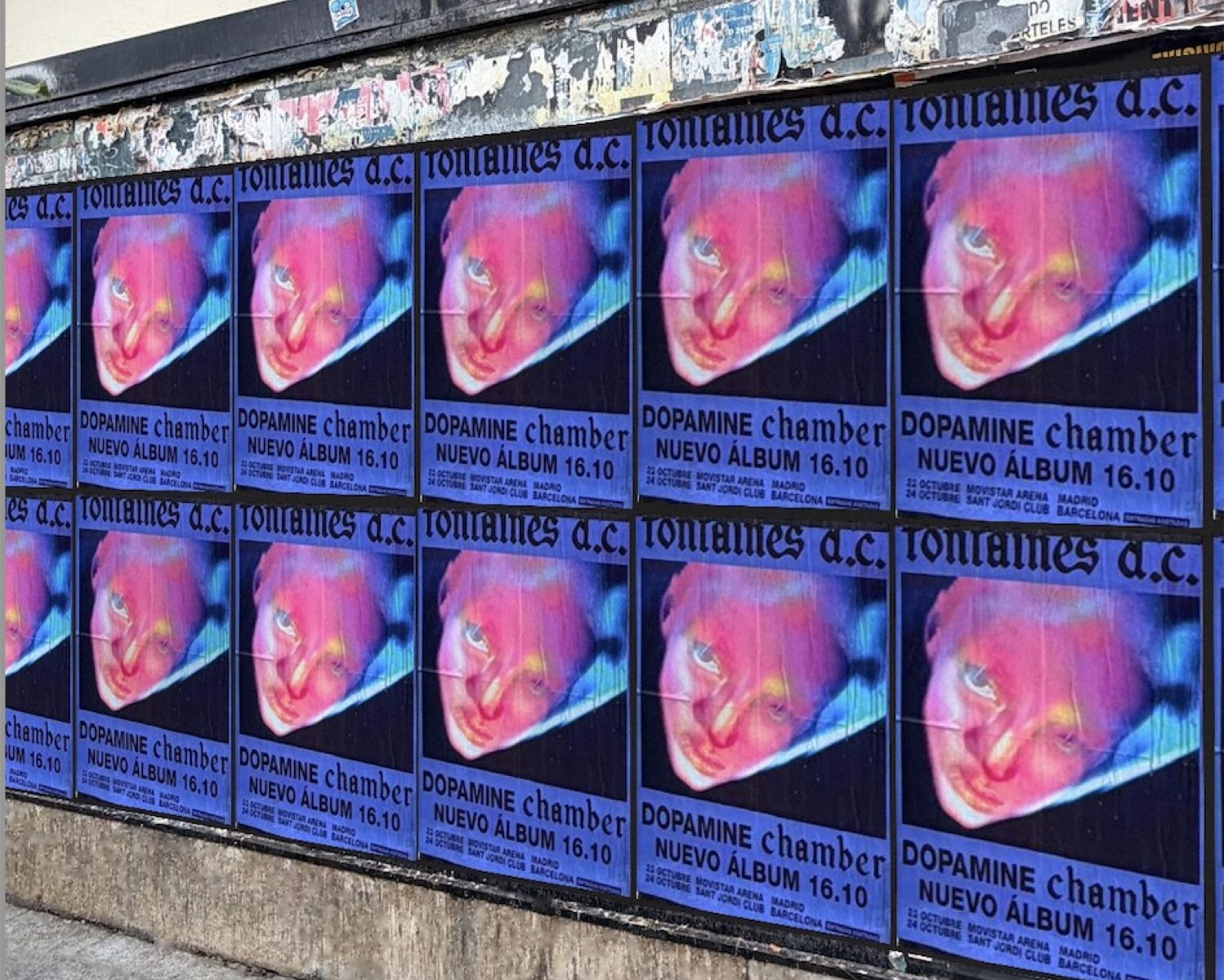Pared con carteles de Fontaines D.C. Dopamine Chamber pegados en Barcelona