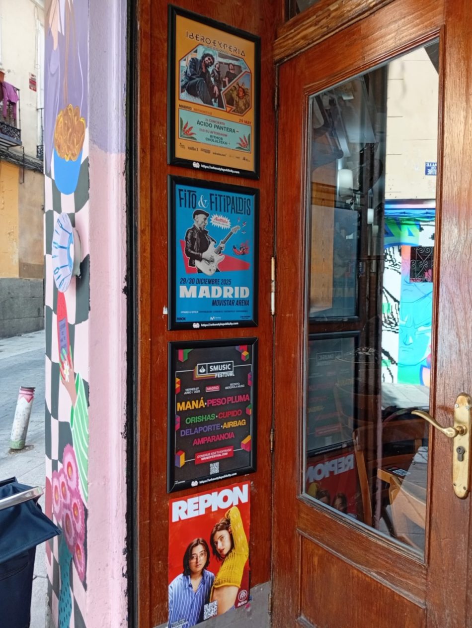 Carteles de conciertos en la entrada de un bar de Madrid