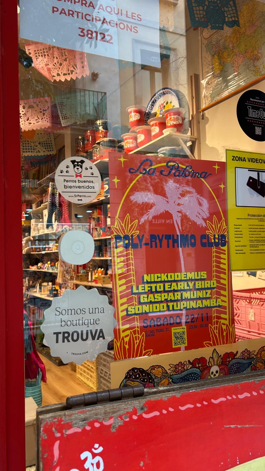 Cartel de concierto pegado en el escaparate de una tienda de Barcelona