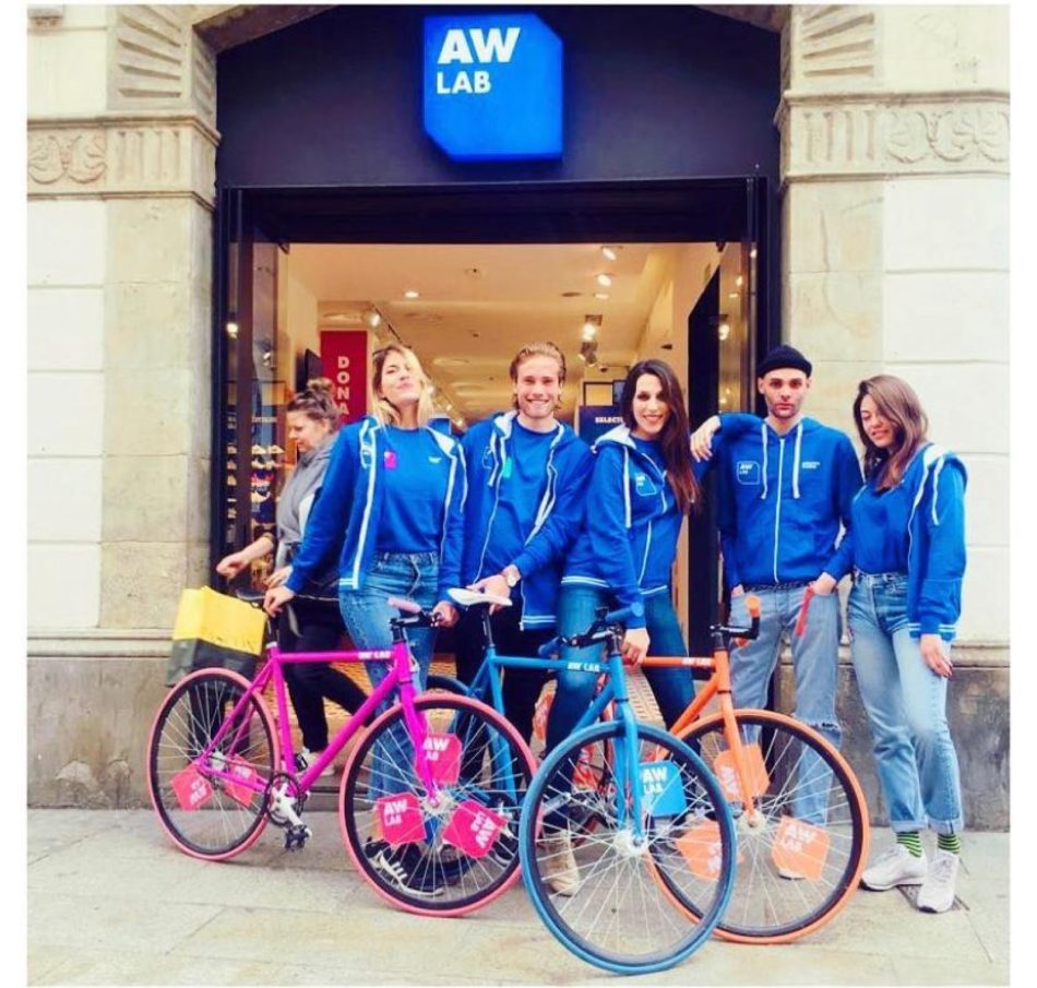 Equipo de promotores de AW Lab con bicicletas en una acción de street marketing en Barcelona